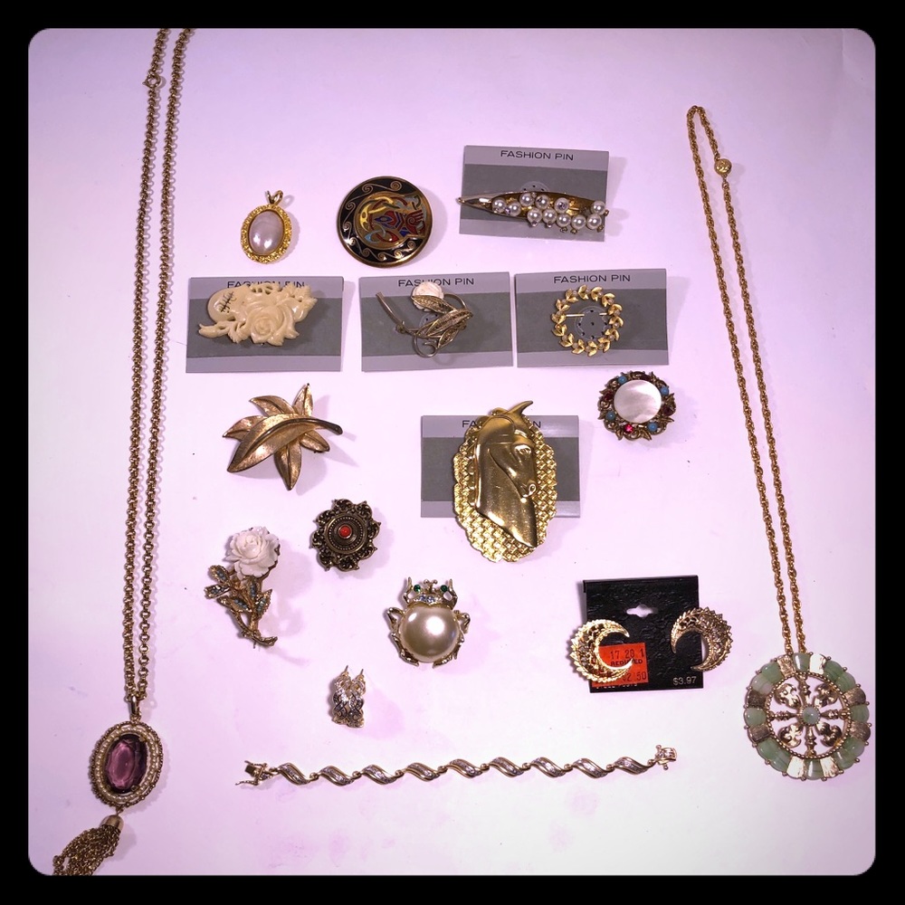 Bundle of 17 costume vintage goldtone jewelry